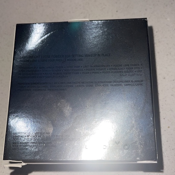 Anastasia Beverly Hills - Loose Setting Powder - Translucent - Picture 3 of 3